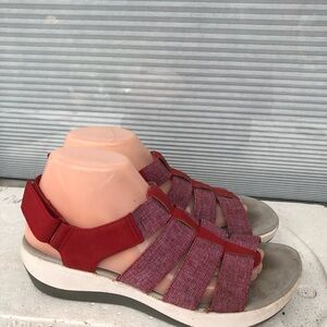 Clarks Cloudsteppers Woman’s Red Arla Shaylie Strappy Daytrip sandals Sz 8.5M